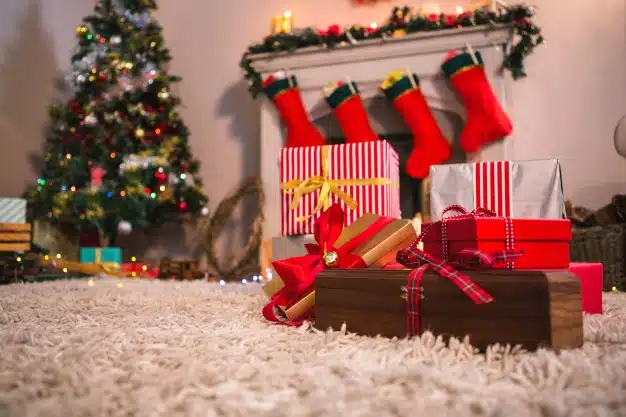 fireplace-decorated-with-christmas-motifs