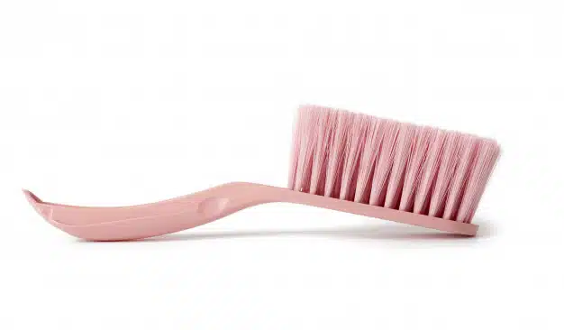 pink-plastic-brush-cleaning