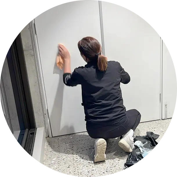 Maidforyou cleaner cleaning office cabinet doors