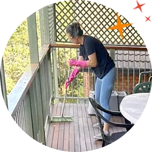Maidforyou cleaner Sugar cleaning a wooden patio